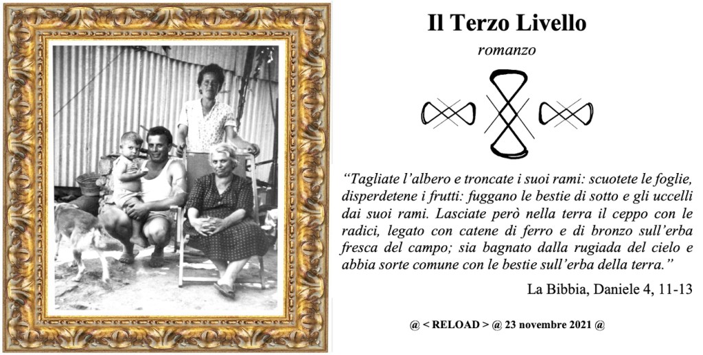 Un'immagine in bianco e nero che mostra una famiglia composta da un uomo seduto con un bambino in braccio, una donna anziana seduta accanto a lui, e due donne in piedi dietro di loro, con un cane che si avvicina.
