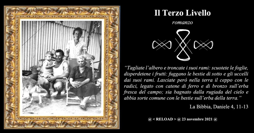 Un'immagine in bianco e nero di una famiglia seduta all'aperto, con un uomo, una donna, un bambino e un cane. Sullo sfondo, una tenda e oggetti domestici. La foto è incorniciata e include testo con il titolo 'Il Terzo Livello' e un passaggio della Bibbia.