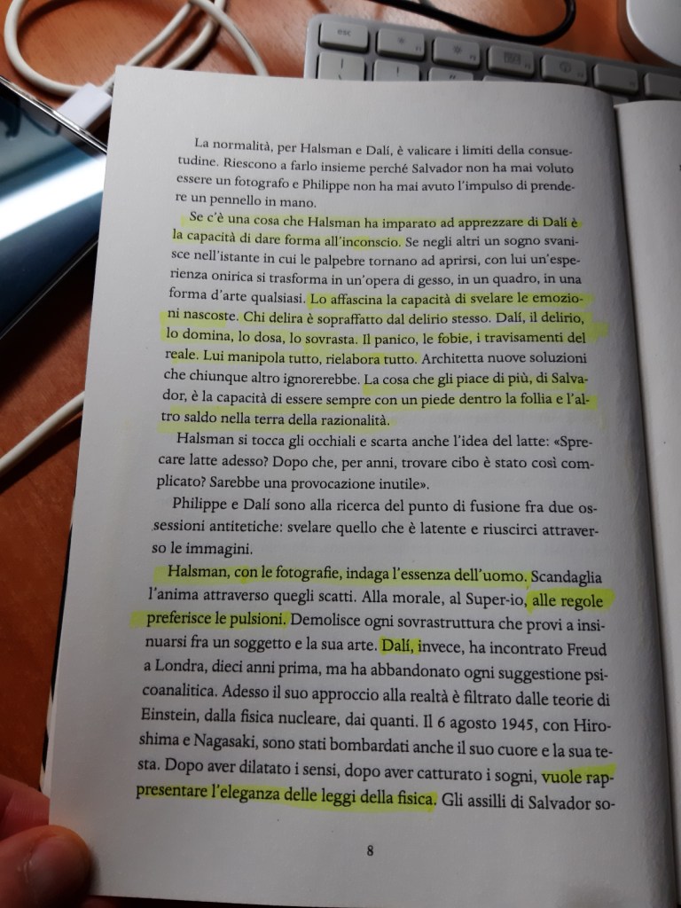 Pagina di libro con testo evidenziato che discute la normalità e l'influenza dell'inconscio attraverso il lavoro di Halsman e Dalí.