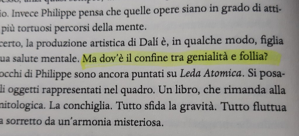 Una pagina di un libro con un testo evidenziato che chiede: "Ma dov'è il confine tra genialità e follia?"