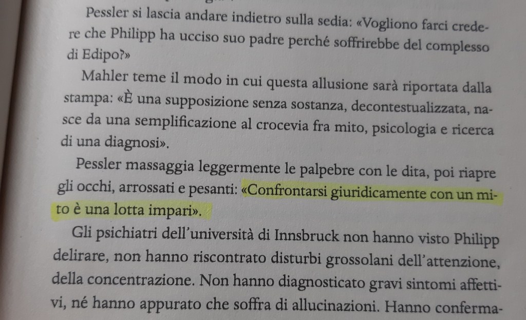 Un passaggio di un libro con testo evidenziato che discute la difficoltà del confronto giuridico con un mito e la percezione di una lotta impari.