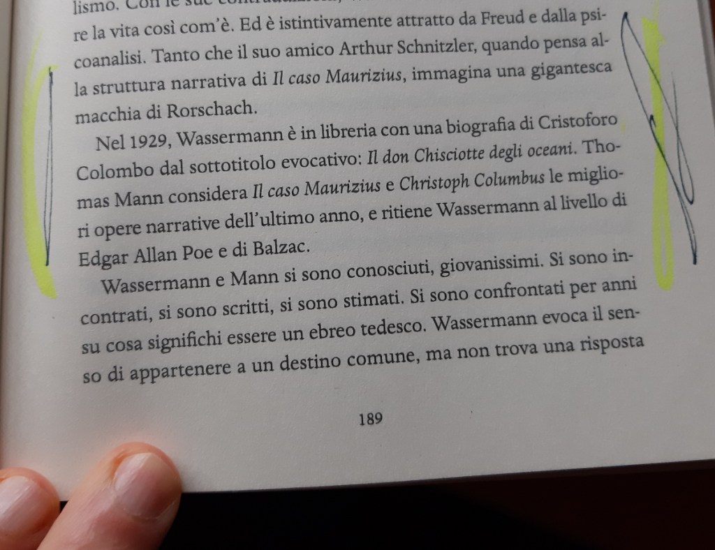 Pagina di un libro con testo evidenziato riguardante Wassermann e Mann, che discutono su temi di identità e scrittura.