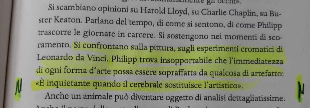 Un estratto di testo evidenziato in un libro, che discute le opinioni su arte e creatività, menzionando Leonardo da Vinci e l'influenza del cervello sull'arte.
