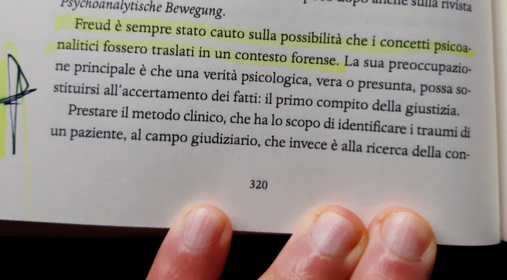 Una pagina di un libro con un testo evidenziato che parla di Freud e dei concetti psicoanalitici nel contesto forense, con una mano che tiene il libro.