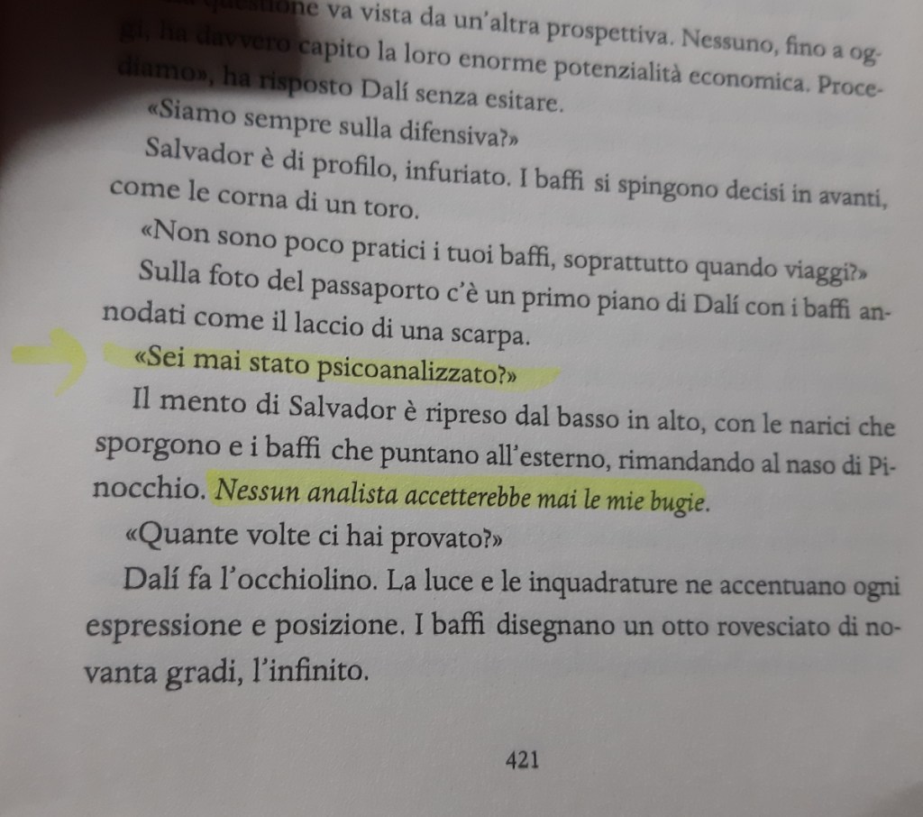 Un pagina di un libro che mostra un'intervista con Salvador Dalì, con testo evidenziato in giallo. La parte leggendaria include domande e risposte sul psicoanalisi e la percezione di Dalì su di sé.