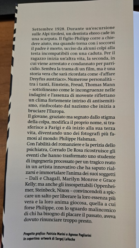 Un testo stampato che parla della vita di Philippe Halsman, un fotografo noto, descrivendo eventi significativi e l'influenza di personalità come Einstein e Freud.