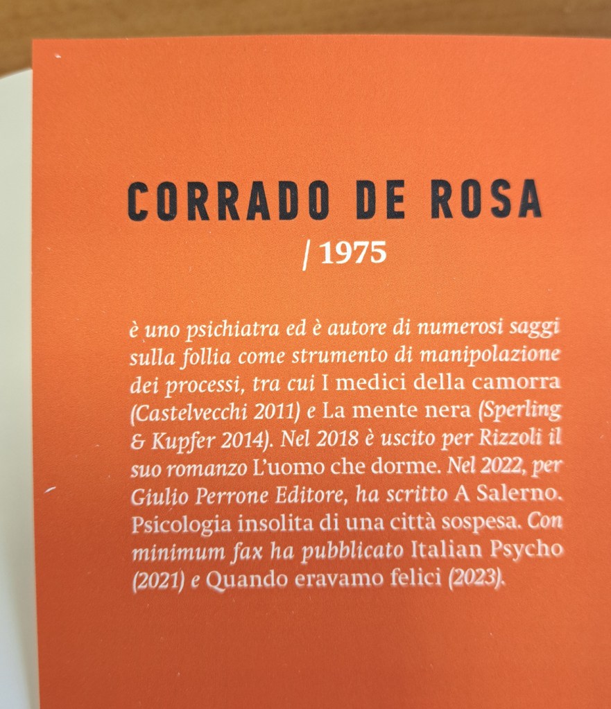 Dettaglio di un testo che presenta Corrado De Rosa, psichiatra e autore di saggi sulla follia, con riferimento a opere recenti come "Italian Psycho" e "Quando eravamo felici".