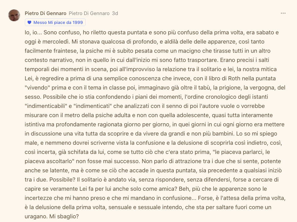 Un'immagine di un uomo seduto al tavolo, intento a scrivere su un laptop mentre osserva una stretta di mano.