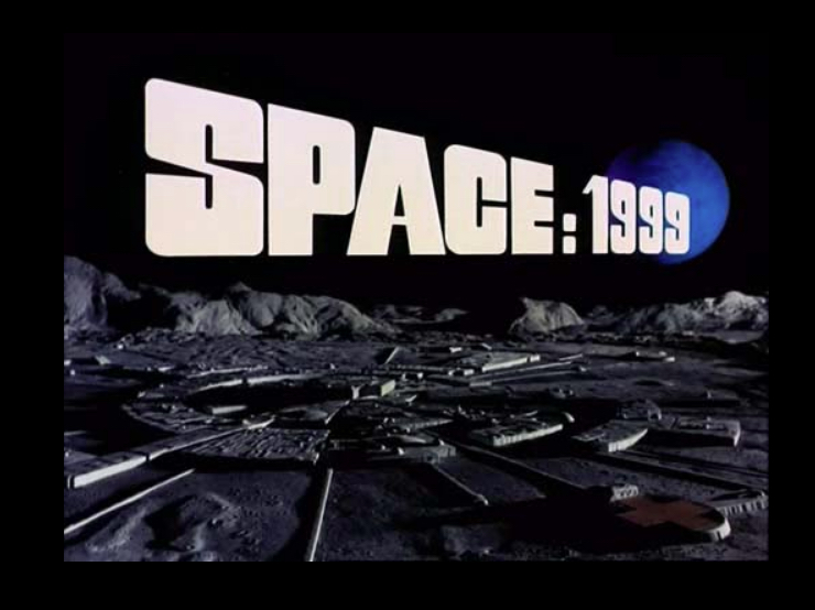 Logo della serie 'Space: 1999' con un'immagine della luna sullo sfondo.