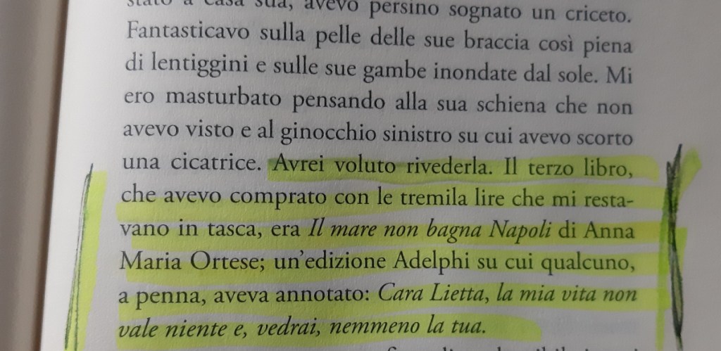 Pagina di un libro con testo evidenziato che menziona 'Il mare non bagna Napoli' di Anna Maria Ortese e include un'annotazione a mano.
