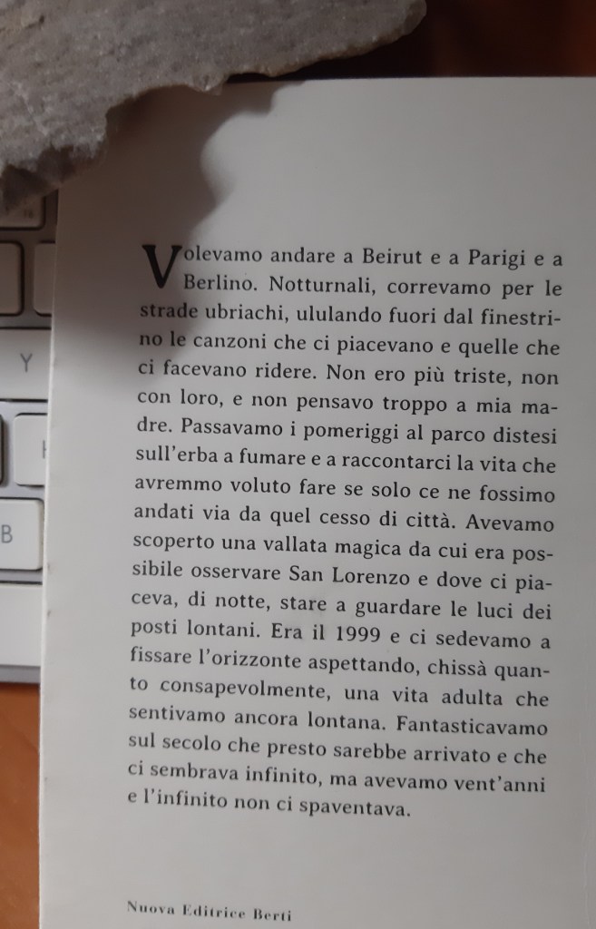 Pagina di un libro con testo in italiano, che trattano temi di viaggio, nostalgia e riflessioni sulla vita.
