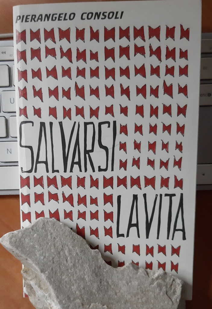 Copertina del romanzo 'Salvarsi la vita' di Pierangelo Consoli, con un design caratterizzato da una serie di farfalle rosse su sfondo bianco e il titolo in caratteri grandi.