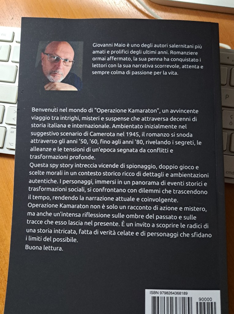 Retro del libro "Operazione Kamaraton" di Giovanni Maio, contenente una foto dell'autore e una descrizione del romanzo che esplora temi di spionaggio e storia italiana.