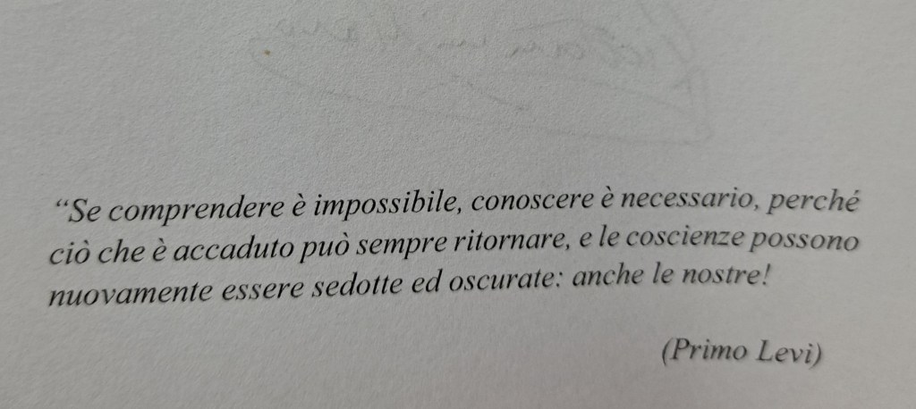 Citazione di Primo Levi su fondo bianco: "Se comprendere è impossibile, conoscere è necessario, perché ciò che è accaduto può sempre ritornare, e le coscienze possono nuovamente essere sedotte ed oscurate: anche le nostre!"