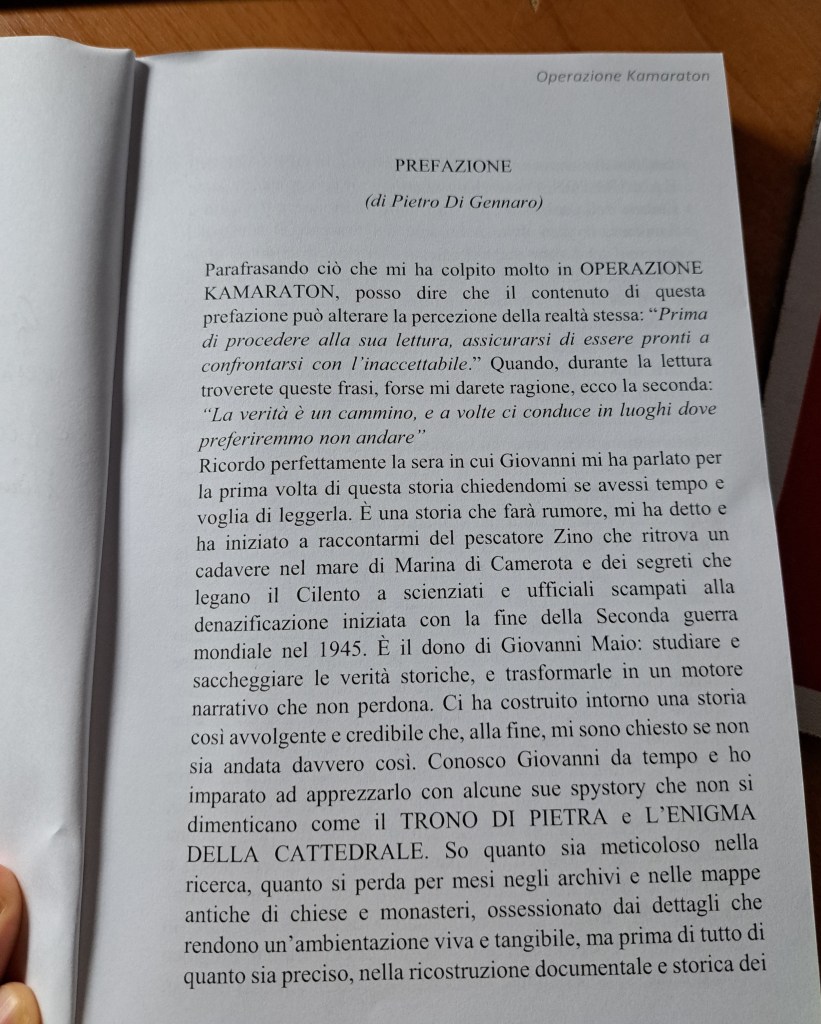 La prefazione del romanzo 'Operazione Kamaraton' di Pietro Di Gennaro, scritta su una pagina stampata, discute temi di guerra e verità storiche, con un focus su un pescatore che trova un cadavere nel mare di Marina di Camerota.