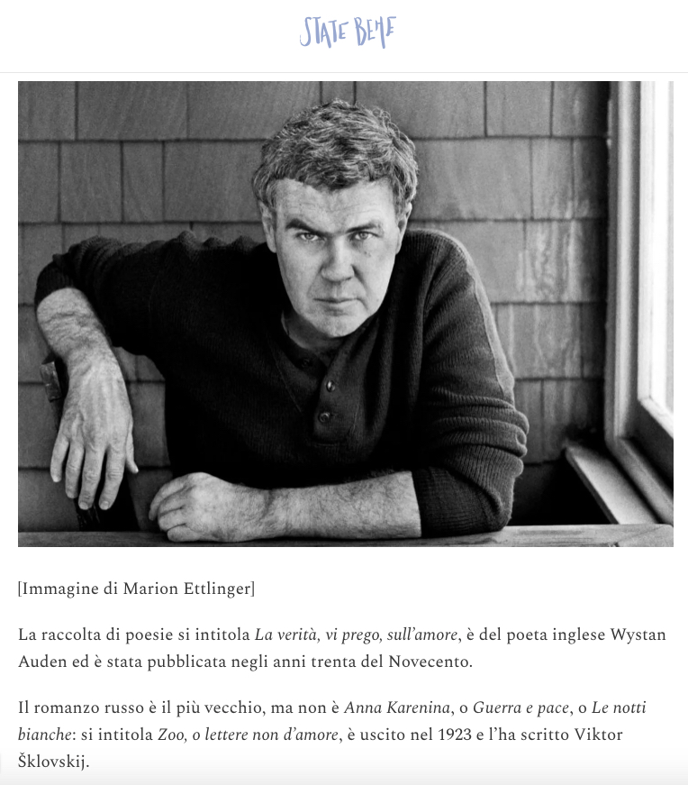 Ritratto in bianco e nero di un uomo con capelli grigi, indossando un maglione scuro, seduto davanti a una finestra.