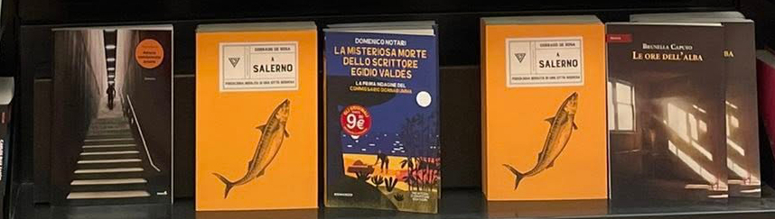 Ripiano di libreria con libri di autori vari, tra cui 'AMORE CONDANNATO AMORE' e 'LA MISTERIOSA MORTE DELLO SCRITTORE EGIDIO VALDÉS' di Domenico Notari.