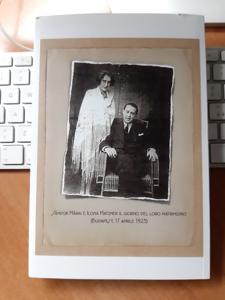Copertina di un libro con una foto in bianco e nero di Sàndor Màrai e Ilona Matzner nel giorno del loro matrimonio, con un titolo e una descrizione sotto l'immagine.