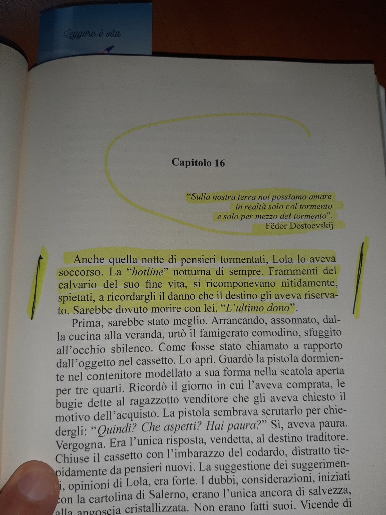 Un libro aperto con il capitolo 16 evidenziato, accompagnato da una stampa di una citazione di Fëdor Dostoevskij.