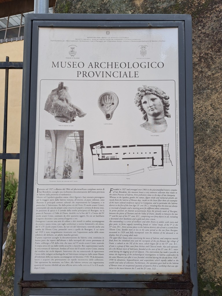 Pannello informativo del Museo Archeologico Provinciale, con immagini di reperti storici e una pianta del museo.