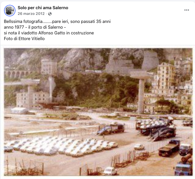 Immagine storica del porto di Salerno nel 1977, con la costruzione del viadotto Alfonso Gatto in evidenza e una vista di mezzi fermi e barche parcheggiate.