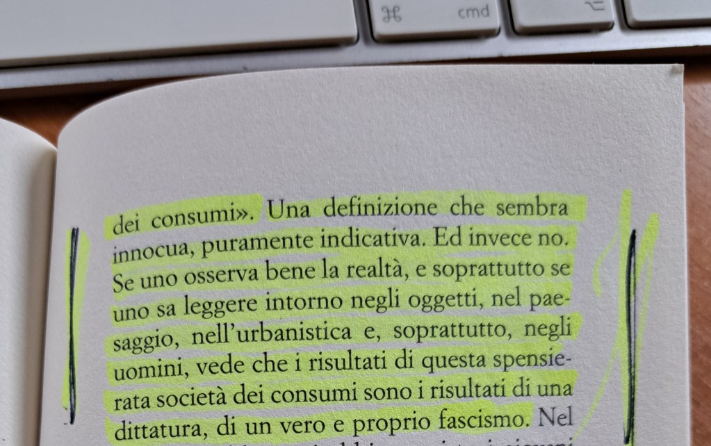 Apertura di un libro con un passaggio evidenziato in evidenza gialla, accompagnato da un computer portatile sullo sfondo.