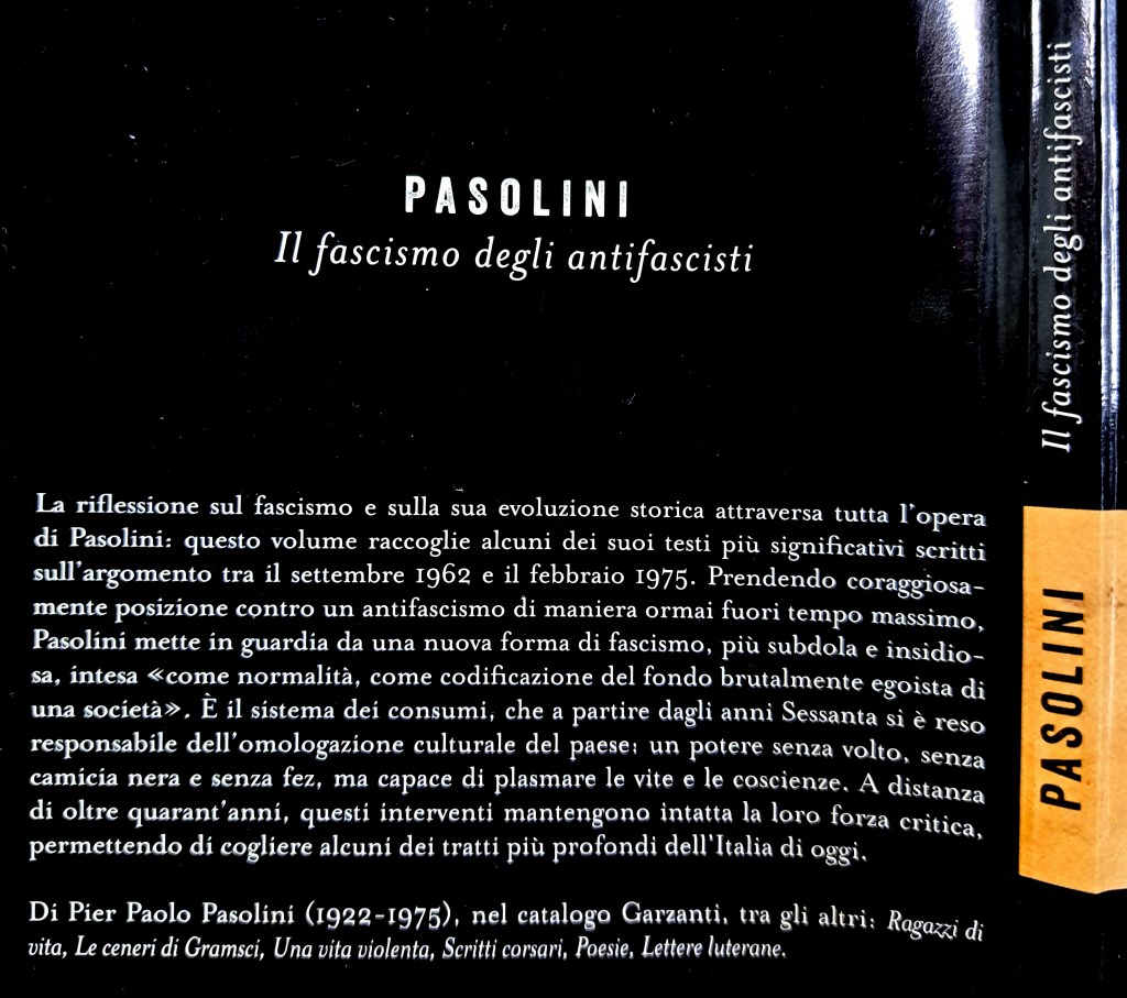 Copertina del libro di Pier Paolo Pasolini intitolato 'Il fascismo degli antifascisti', caratterizzata da uno sfondo scuro con testo bianco.