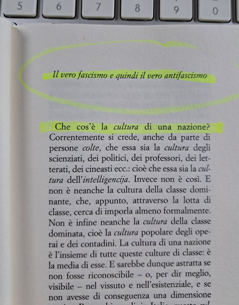Un libro con del testo evidenziato, che discute il concetto di fascismo e cultura, accompagnato da una tastiera sullo sfondo.