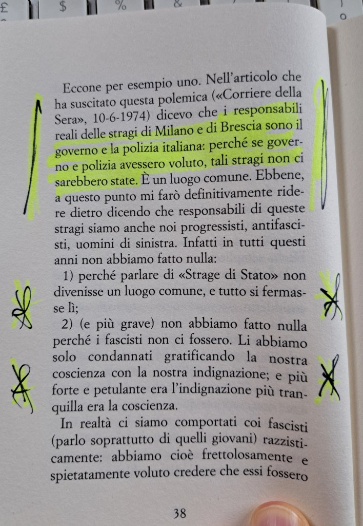 Un'immagine di una pagina di un libro con del testo in italiano, evidenziato in verde, che discute le responsabilità e le conseguenze delle stragi politiche in Italia.