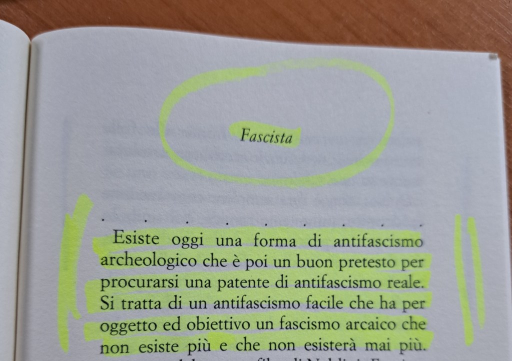 Testo evidenziato che discute di antifascismo, con la parola "Fascista" in evidenza.