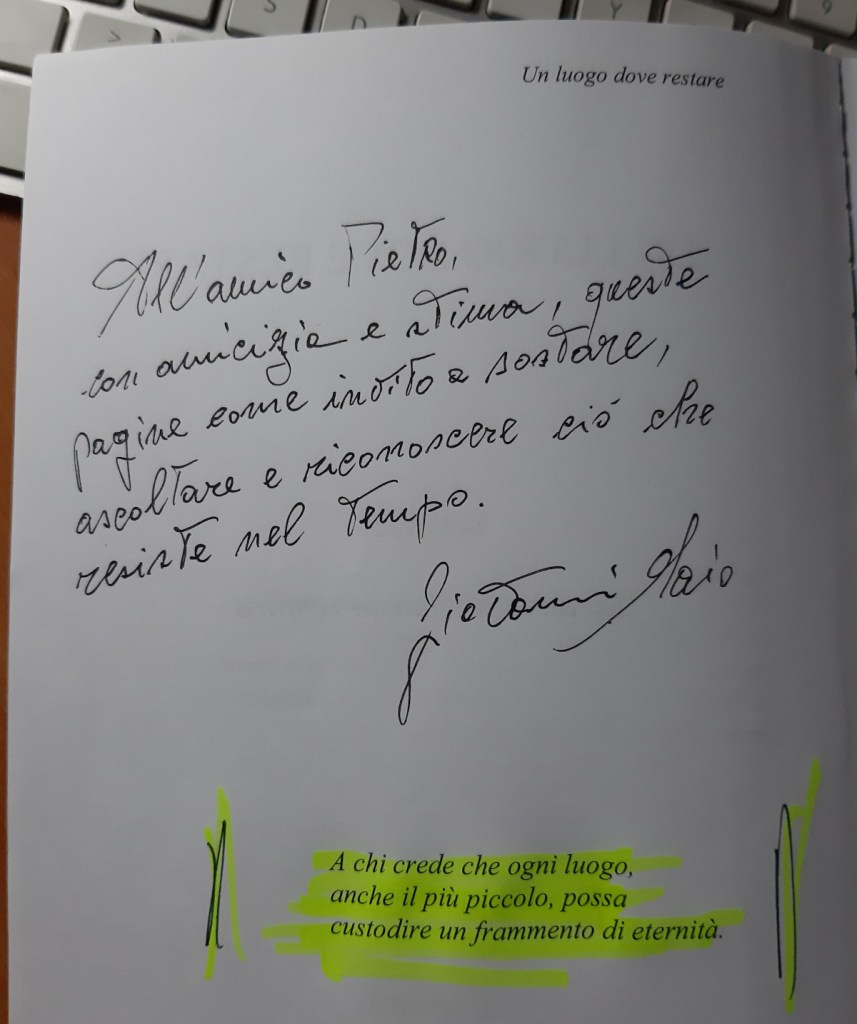 Una pagina di un libro con una dedica scritta a mano, che esprime amicizia e stima, e un messaggio evidenziato sul significato dei luoghi.