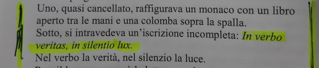 Un testo di un romanzo con un passaggio evidenziato che parla di un monaco con un libro e una colomba, con un'iscrizione in latino.