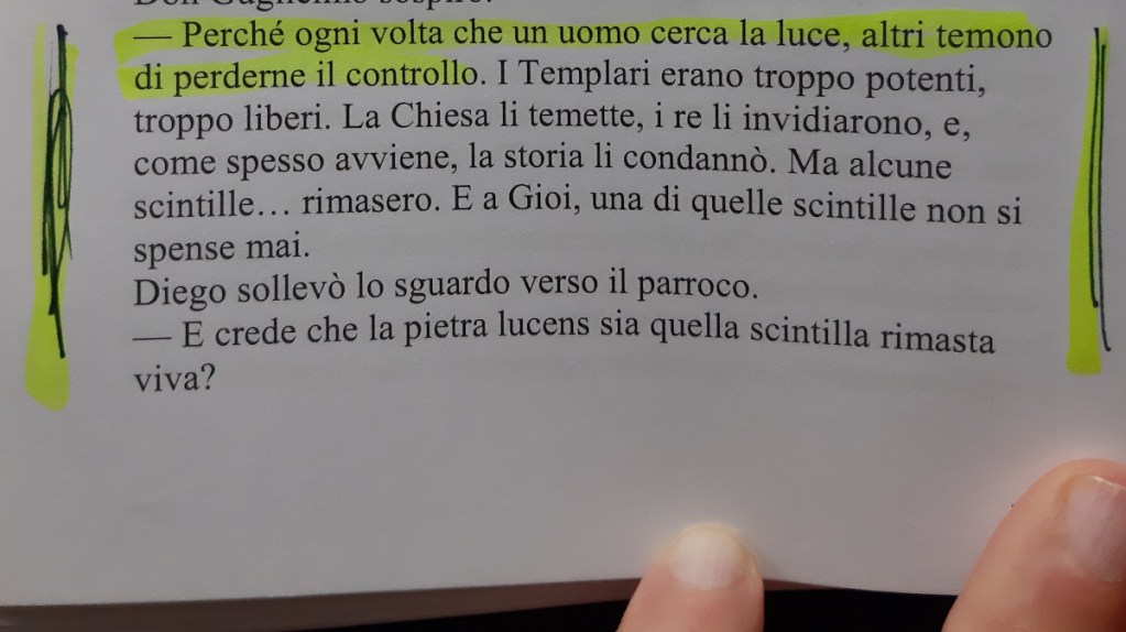 Un passaggio di un romanzo con testo evidenziato, che discute temi di controllo, potere e libertà, con una mano che tiene il libro in primo piano.