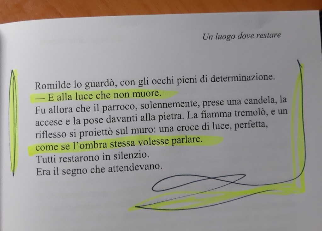 Testo di un romanzo di Giovanni Maio evidenziato, con una candela accesa e ombre sul muro.