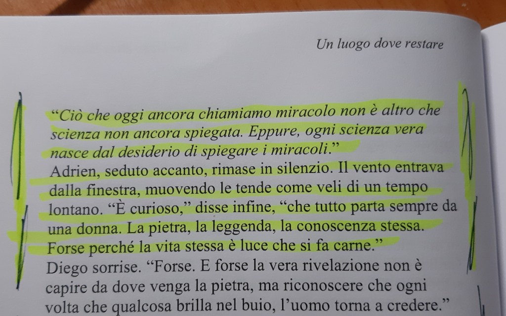 Testo evidenziato da un libro che esplora i temi della scienza e dei miracoli, con parole in corsivo e un fondo giallo evidenziatore.