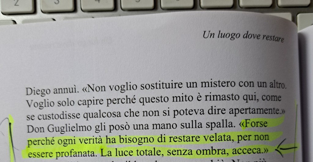 Un passaggio di un romanzo, con testo italiano evidenziato in giallo su una pagina stampata. Sullo sfondo è visibile una tastiera.
