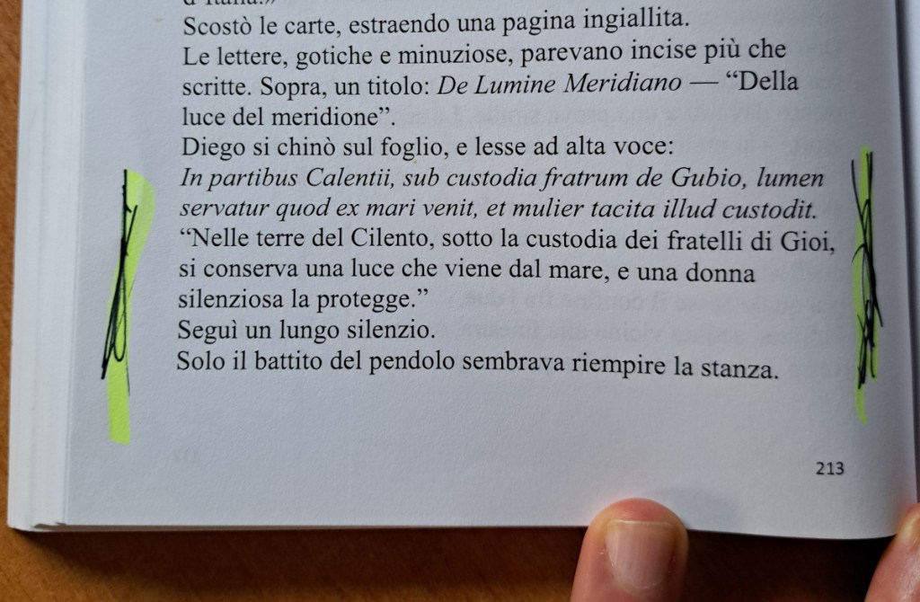 Pagina di un libro aperto che mostra un testo in corsivo e alcune evidenziazioni, con una mano che tiene il libro.