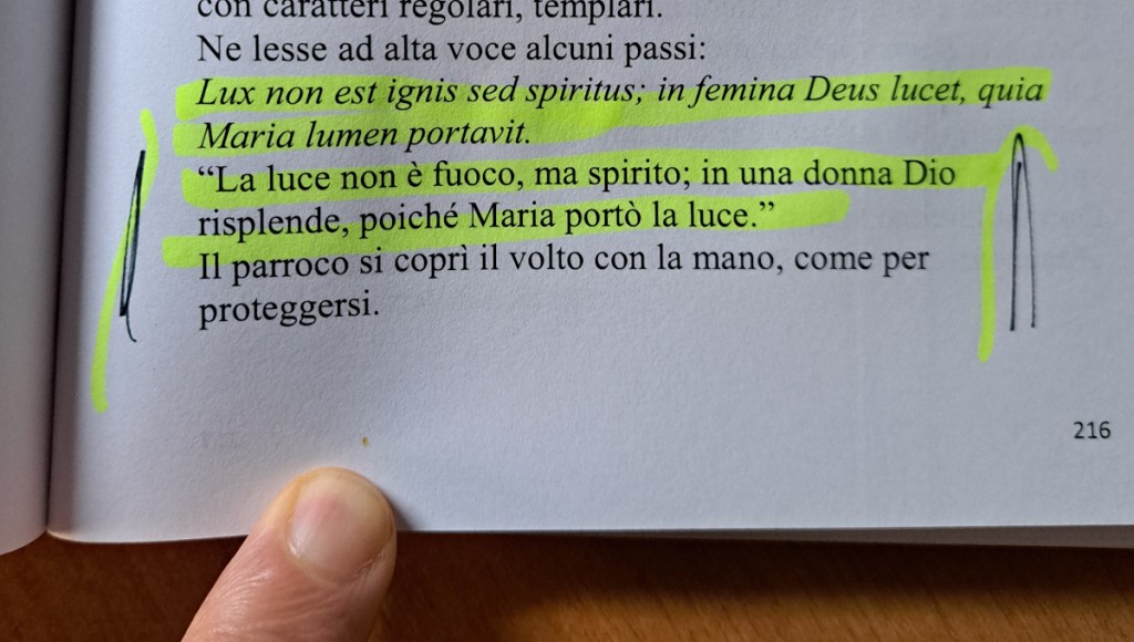 Pagina di un libro con una citazione evidenziata sulla luce e Maria, con annotazioni scritte a mano e una mano che tiene il libro.