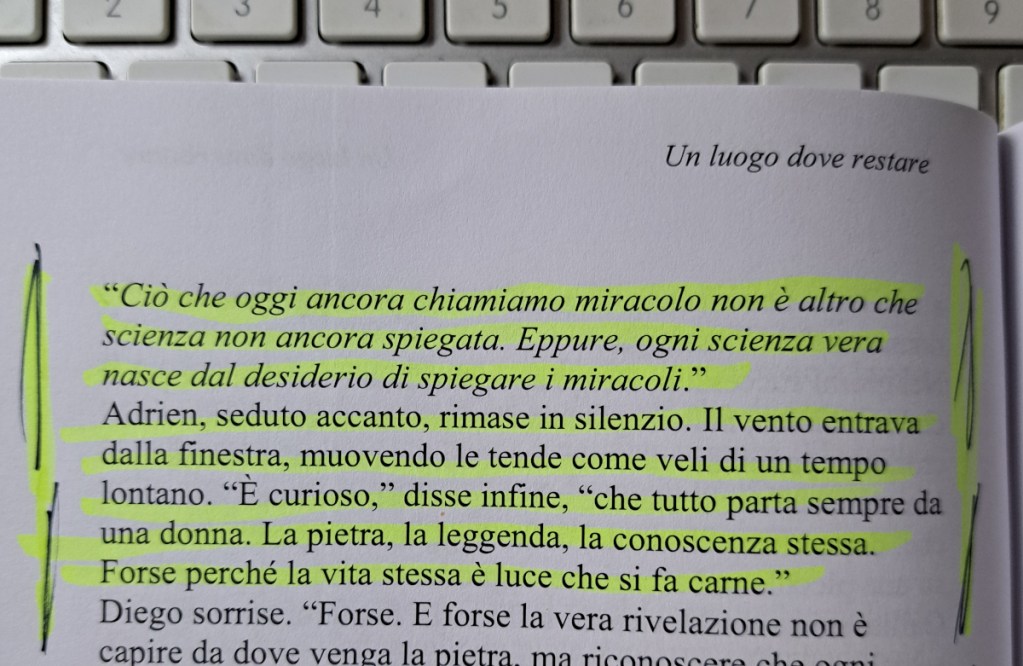 Un passaggio evidenziato da un libro che discute il concetto di miracolo e scienza, con citazioni di Adrien e Diego.