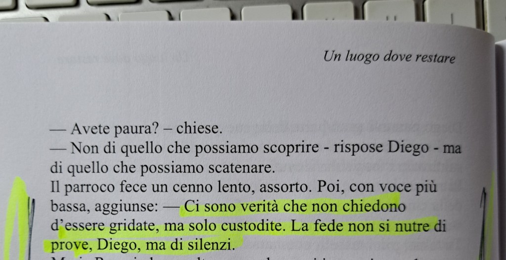 Pagina di un libro aperto con testo evidenziato, include un dialogo tra i personaggi e la frase 'Ci sono verità che non chiedono d’essere gridate, ma solo custodite.'