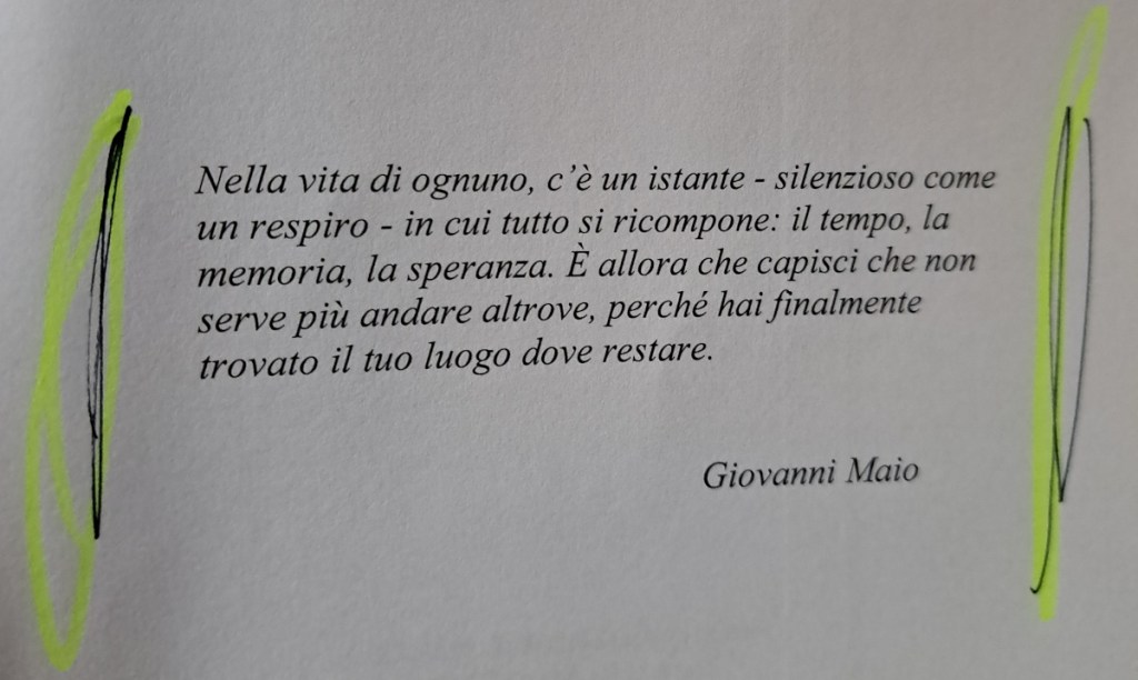 Citazione in italiano di Giovanni Maio su una pagina di libro, evidenziata con marcatori, che riflette sul significato della vita e della memoria.