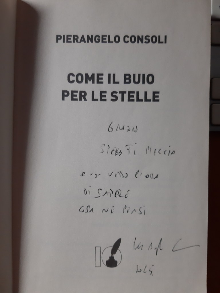 Pagina di un libro di Pierangelo Consoli intitolato 'Come il buio per le stelle' con una dedica manoscritta e un'illustrazione di una penna d'inchiostro