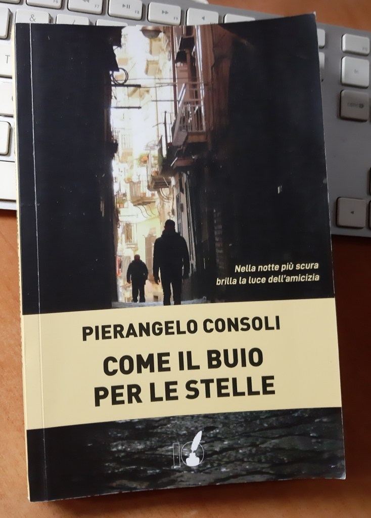 Copertina del libro 'Come il buio per le stelle' di Pierangelo Consoli, con un'immagine di figure che camminano in una strada buia.