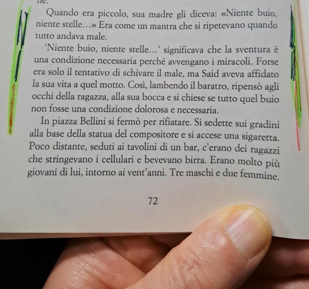 Pagina di un libro con testo in italiano, descrivendo pensieri e situazioni di un personaggio in una piazza.