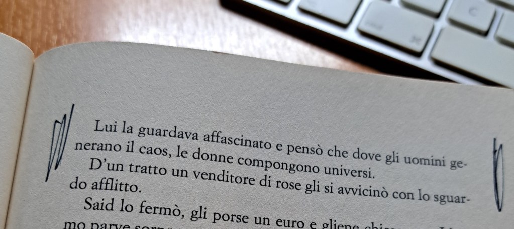 Testo di un libro con una frase affascinante su uomini e donne, parzialmente coperta da un segno.