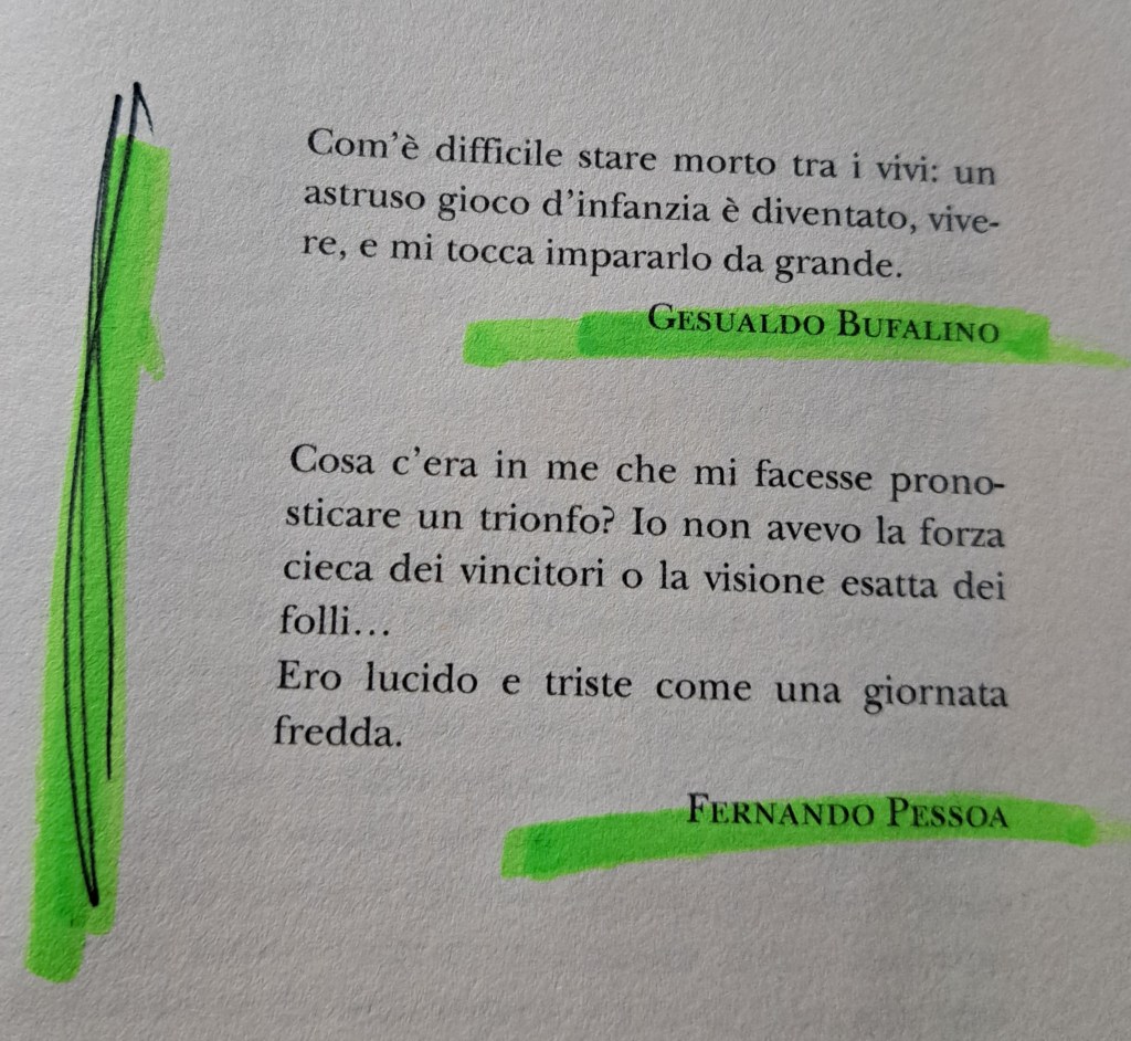 Citazioni di Gesualdo Bufalino e Fernando Pessoa evidenziate in verde su pagina di un libro.