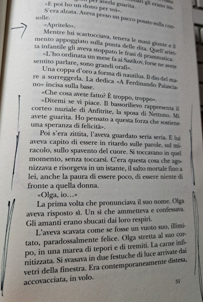 Testo di un libro in italiano con un dialogo tra personaggi, descrivendo emozioni e situazioni intime.