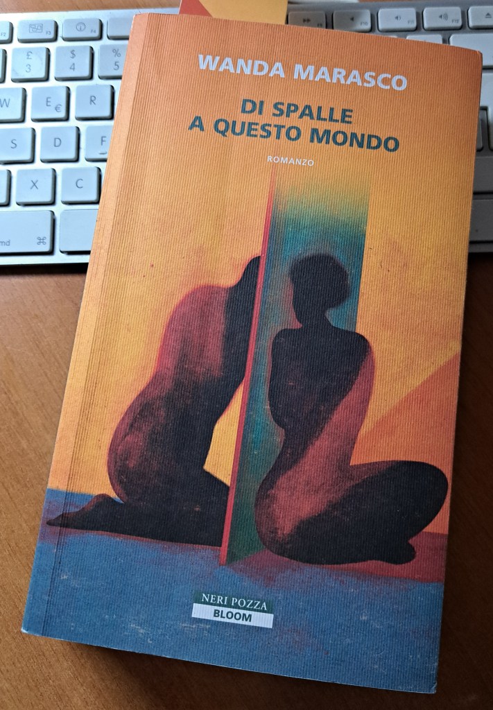 Copertina del libro 'Di spalle a questo mondo' di Wanda Marasco, con un'illustrazione stilizzata di due figure umane e colori vivaci.