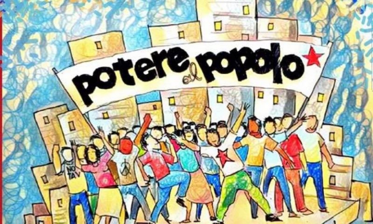 Un gruppo di persone che festeggiano insieme con uno striscione che recita 'potere al popolo', circondati da edifici colorati.