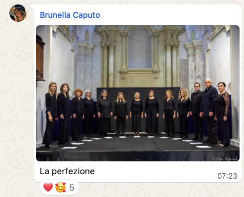 Gruppo di persone in abbigliamento nero che si esibiscono in un ambiente architettonico elegante.